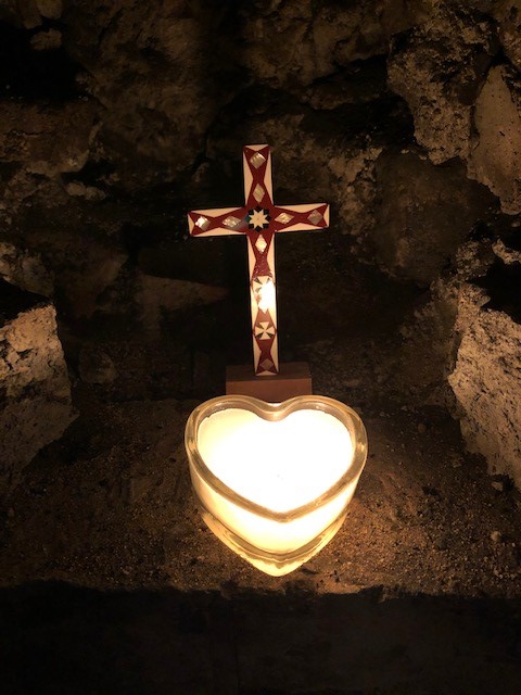 A stone structure in a dark room

Description automatically generated